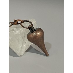 Pendule goutte allongée en laiton, couleur bronze.
