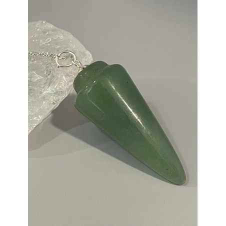 Pendule en forme de cône, en aventurine verte. Pendule en forme de cône, en aventurine verte.