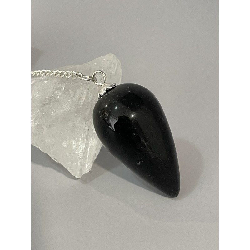 Pendule en forme de cône, en obsidienne noire.
