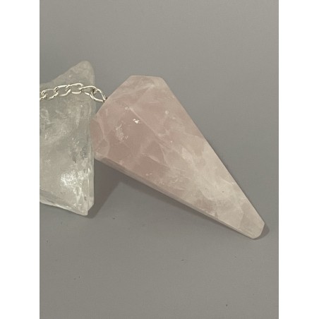 Pendule à facettes, en quartz rose. Pendule à facettes, en quartz rose.