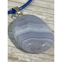 Pendentif en calcédoine bleue, attache en argent.