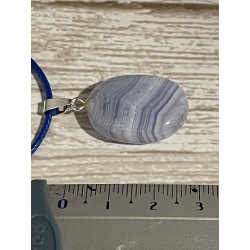 Pendentif en calcédoine bleue, attache en argent.