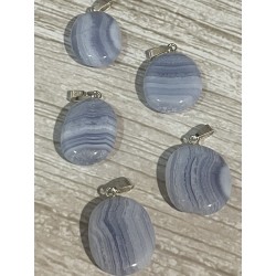 Pendentif en calcédoine bleue, attache en argent.