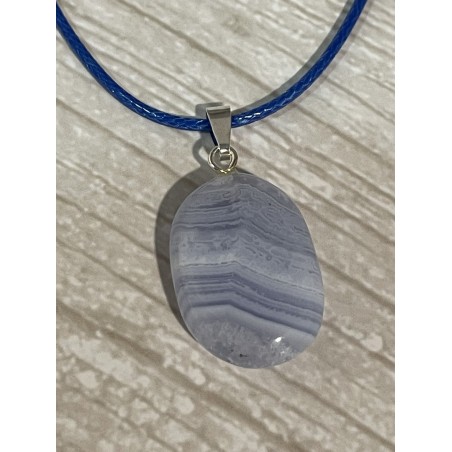 Pendentif en calcédoine bleue, attache en argent.