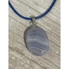 Pendentif en calcédoine bleue, attache en argent.
