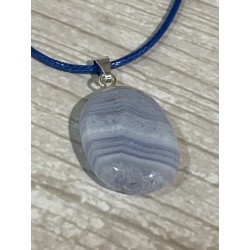 Pendentif en calcédoine bleue, attache en argent.