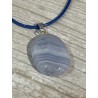 Pendentif en calcédoine bleue, attache en argent.