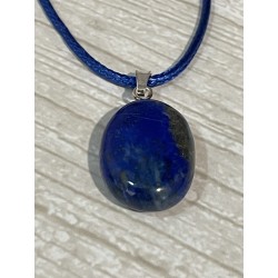Pendentif en lapis-lazuli, avec attache en argent.