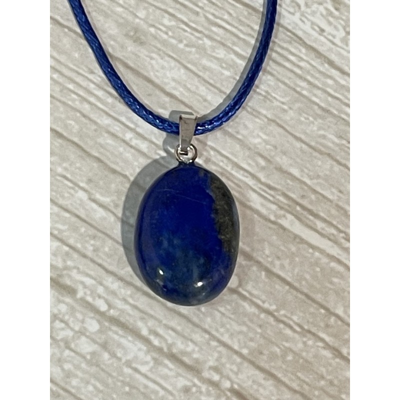 Pendentif en lapis-lazuli, avec attache en argent.