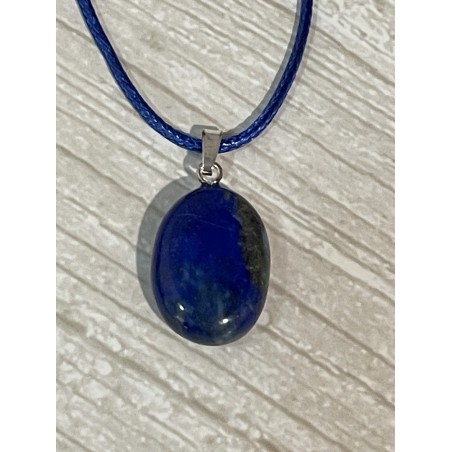 Pendentif en lapis-lazuli, avec attache en argent.