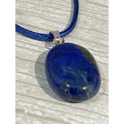 Pendentif en lapis-lazuli, avec attache en argent.