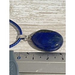 Pendentif en lapis-lazuli, avec attache en argent.
