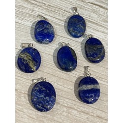 Pendentif en lapis-lazuli, avec attache en argent.