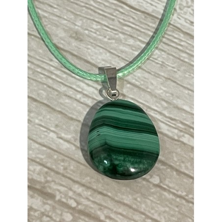 Pendentif en malachite, avec attache en argent.