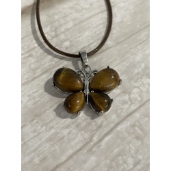 Pendentif papillon en œil de tigre et métal argenté.