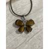 Pendentif papillon en œil de tigre et métal argenté.