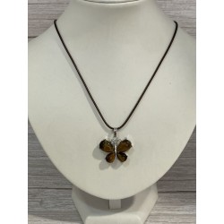 Pendentif papillon en œil de tigre et métal argenté.