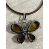 Pendentif papillon en œil de tigre et métal argenté.