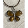 Pendentif papillon en œil de tigre et métal argenté.