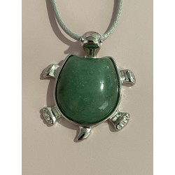 Pendentif tortue en aventurine verte et métal argenté.