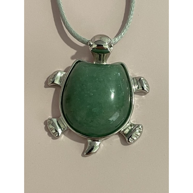 Pendentif tortue en aventurine verte et métal argenté.