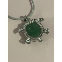 Pendentif tortue en aventurine verte et métal argenté.
