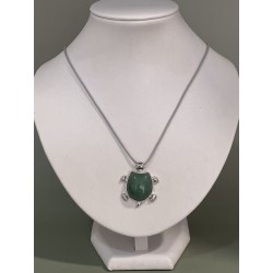 Pendentif tortue en aventurine verte et métal argenté.