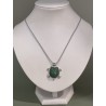 Pendentif tortue en aventurine verte et métal argenté.