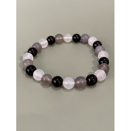 Bracelet en agate blanche, grise mate et noire, en perles 8 mm. Bracelet en agate blanche, grise mate et noire, en perles 8 mm.