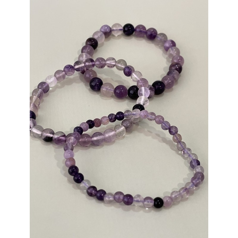 Bracelet en fluorite violette.
Existe en perles 4mm, 6 mm et 8 mm.