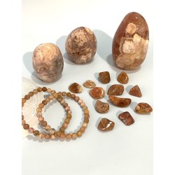 Agate mousse rose en bracelet, pierre polie et forme libre