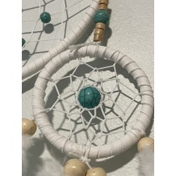 Attrape rêves dégradé blanc, vert et mauve zoomé sur perle