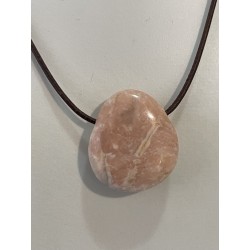 Pierre percée en barytine