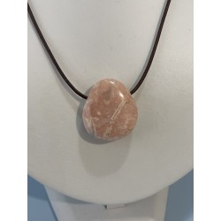 Pierre percée en barytine