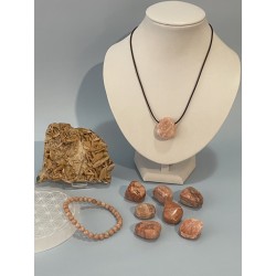 Barytine en bracelet, pierre percée, pierre roulée et cristallisée.