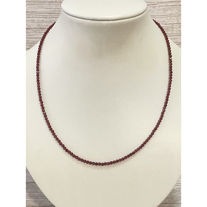 Collier en grenat, perles 1 mm facetté.