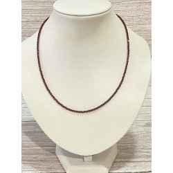 Collier en grenat, perles 1 mm facetté.