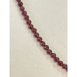 Collier en grenat, perles 1 mm facetté zoomé.
