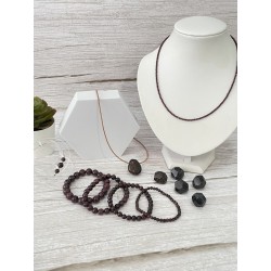 Grenat en collier fin, bracelets, pierres polies et pierre percée