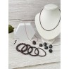 Grenat en collier, pierre percée, bracelets et pierres roulées.
