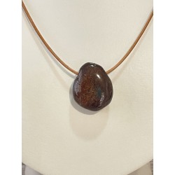 Pierre percée en grenat almandin