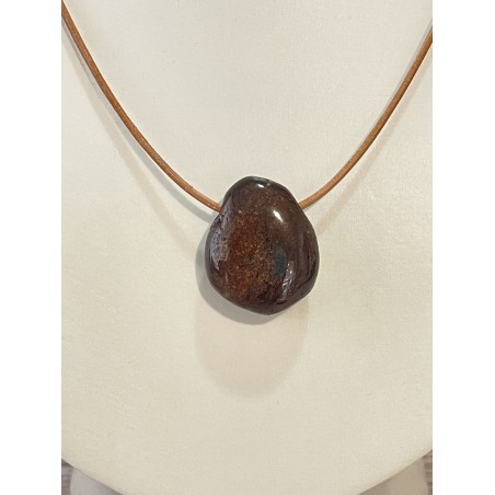 Pierre percée en grenat almandin