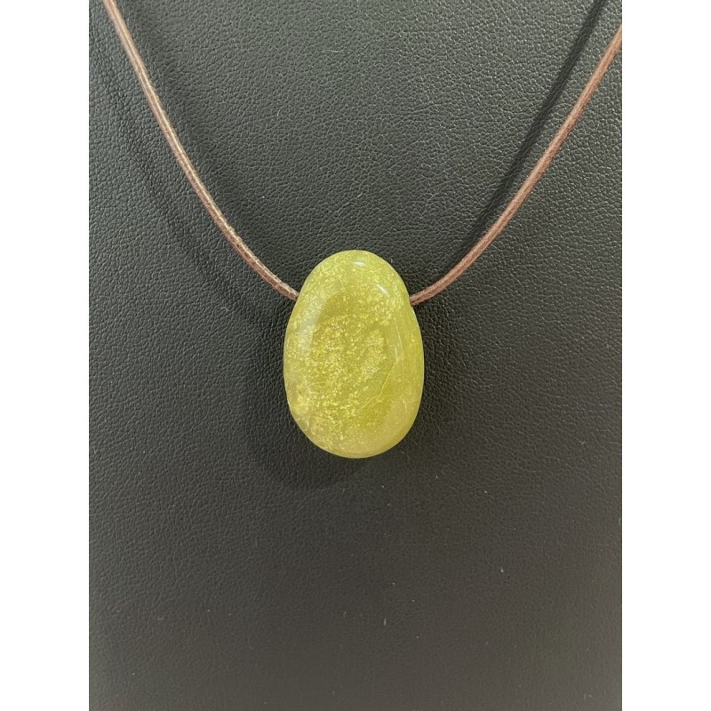 Pierre percée en opale verte