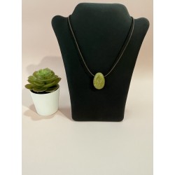 Pierre percée en opale verte