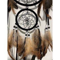 Attrape-rêves 0012  tons noir et fauve, avec coquillages.
