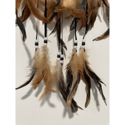 Attrape-rêves 0012  tons noir et fauve, avec coquillages.