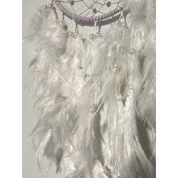 COLLECTION DOUCEUR :

Attrape-rêves blanc avec arbre de vie en cristal de roche. Zoom sur les plumes blanches.