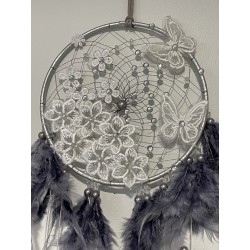 Attrape-rêves Douceur – Gris, motifs floraux en tulle & éclats nacrés. Zoom sur la toile ornée de fleurs et papillons.