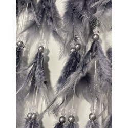 Attrape-rêves Douceur – Gris, motifs floraux en tulle & éclats nacrés. Zoom sur les plumes légères et les perles nacrées.