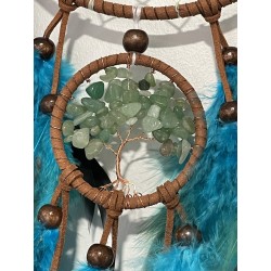 Attrape-rêves Terra – Bois, plumes naturelles & arbre de vie en aventurine. Zoom sur l'arbre de vie en aventurine verte.